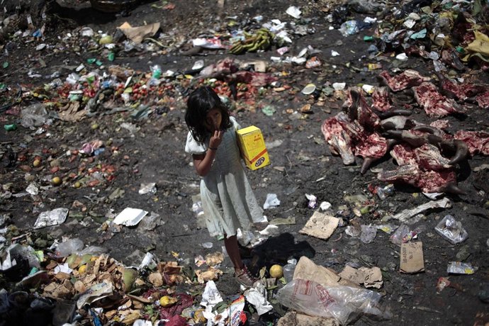 Niña jugando entre los escombros en Guatemala