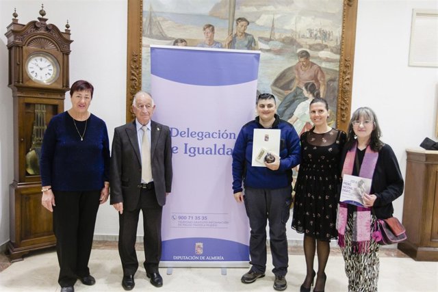 Bárbara Ramajo ha recibido su distinción 'Emma Tirado' en el Palacio Provincial.