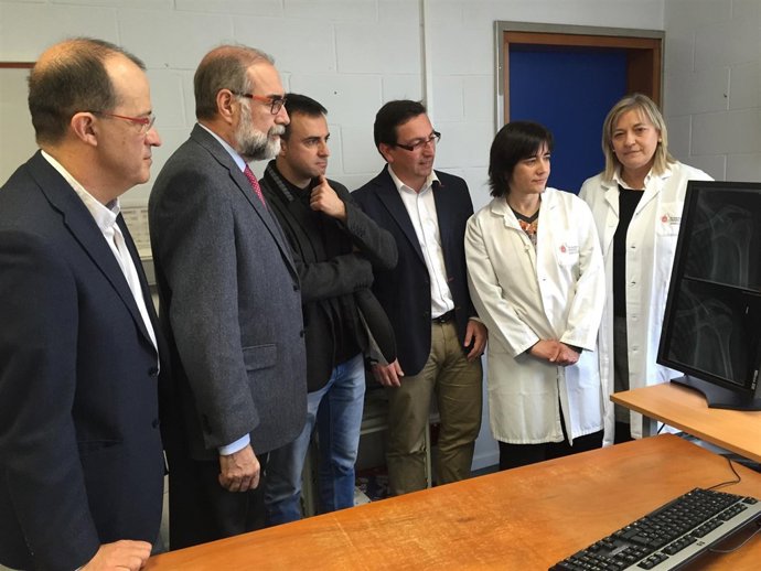  Domínguez Observa El Funcionamiento De Uno De Los Monitores De Alta Resolución.