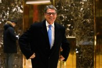 Trump nombra secretario de Energía a Rick Perry, quien apostó por suprimir el departamento