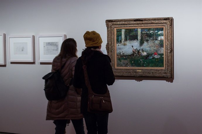 Dos visitantes a la exposición de Fortuny en la Alhambra