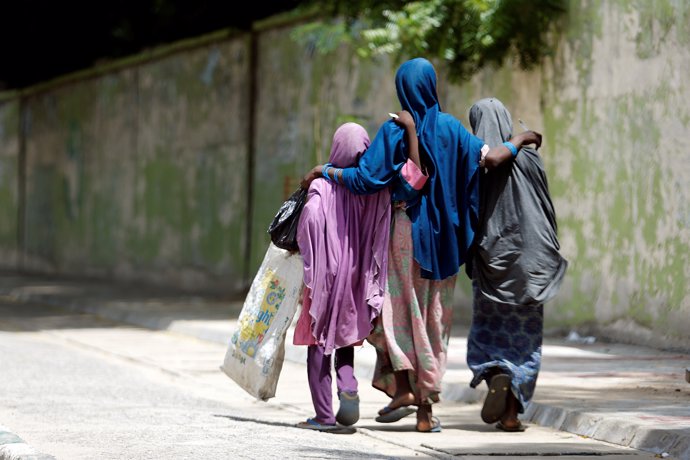 Niñas caminando por la ciudad nigeriana de Maiduguri