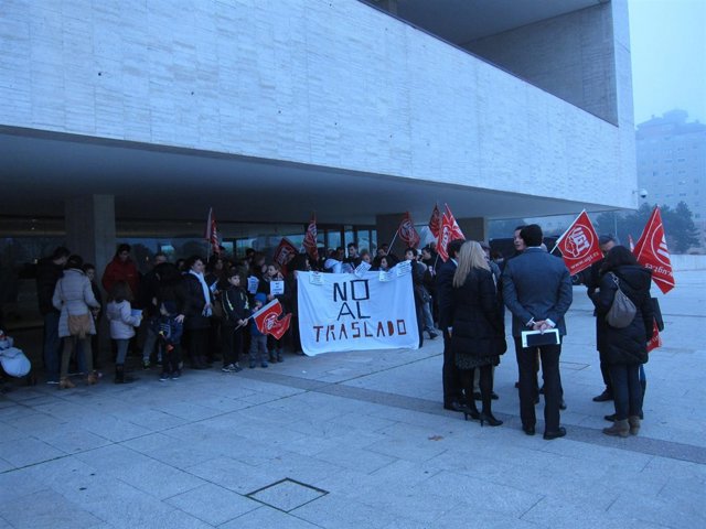 Trabajadores de Lex Nova concentrados ante las Cortes. 