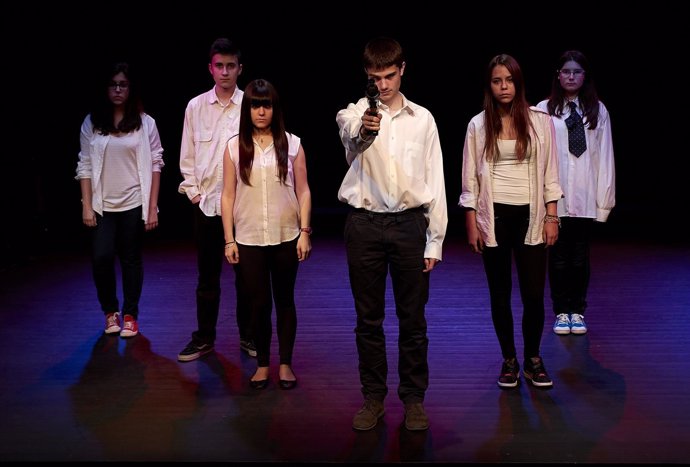 Alumnos del Teatro Arbolé sobre el escenario.