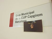 Dos concejales de la CUP en Barcelona guillotinan una foto del Rey