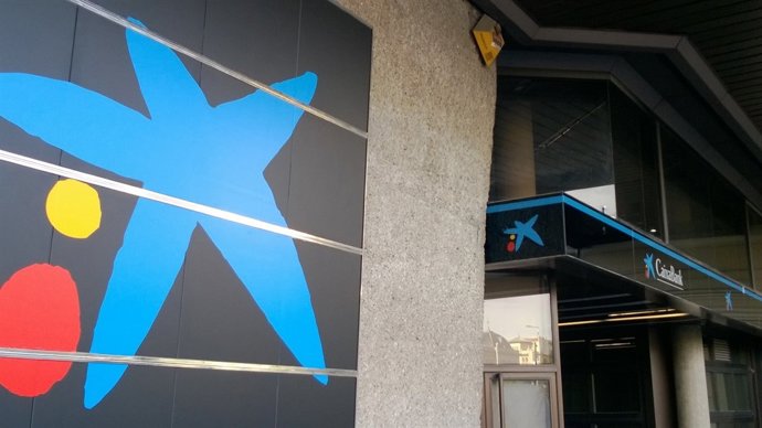 Oficina con la nueva rotulación de CaixaBank.