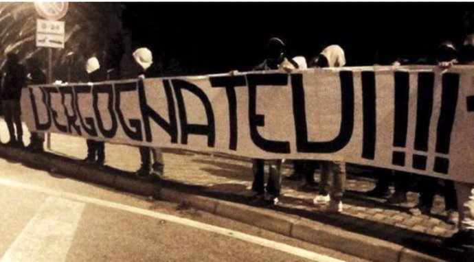 Aficionados del Pescara protestan por la situación del equipo