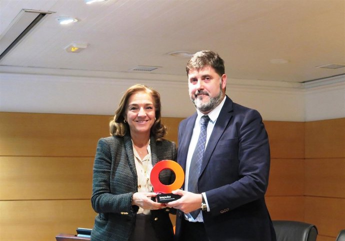 Carmen Vela entrega el reconocimiento a Camargo