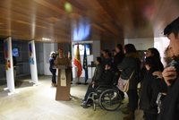 La Asamblea de Extremadura ofrece una exposición de cuadros y figuras de arcilla elaboradas por usuarios de Apnes