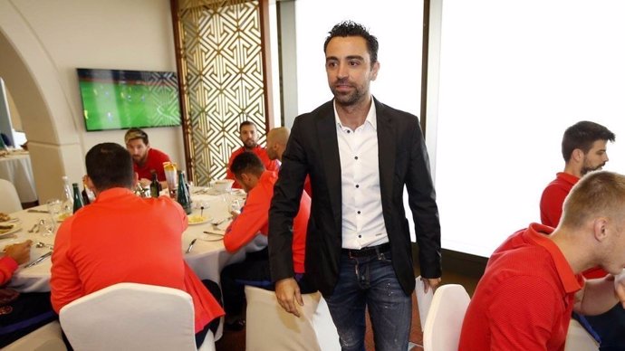 Xavi Hernández visita a sus ex compañeros del FC Barcelona