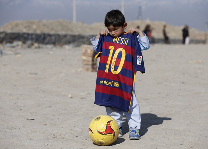 Niño afgano que vestía con una camiseta de plástico recibe la verdadera de Messi