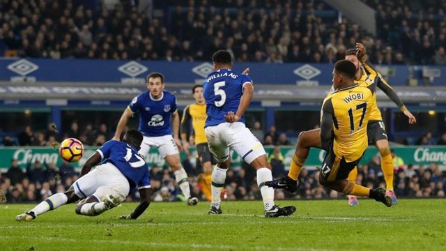 Ashley Williams se interpone a un remate de Alex Iwobi