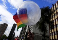 El Senado de Colombia aprueba que se vote sobre prohibir adopciones entre homosexuales