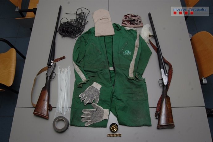 Material requisado a dos detenidos por robo violento en Organyà