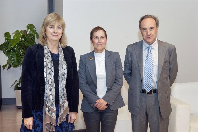 La consejera Ollo y la presidenta Barkos con Jesús M. Ugalde