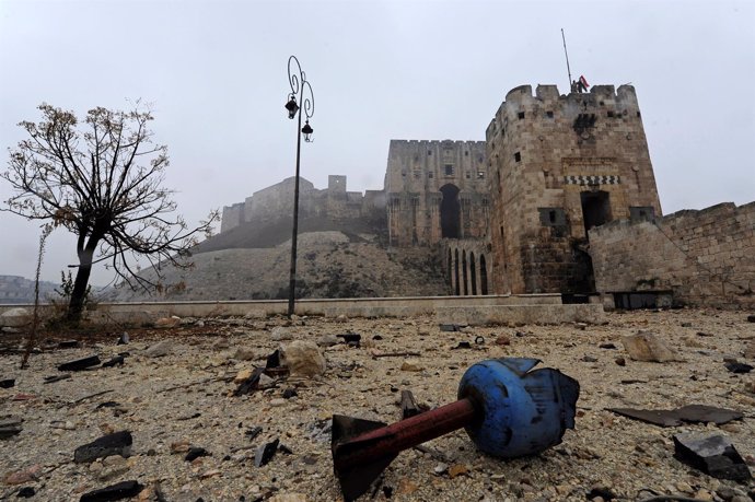 La ciudadela de Alepo con restos de bombardeo