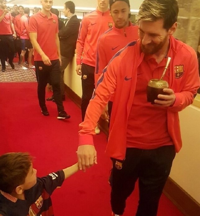 El niño afgano de la camiseta de plástico de Lionel Messi conoce a su héroe