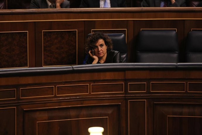 Dolors Montserrat hablando por el móvil en el Congreso