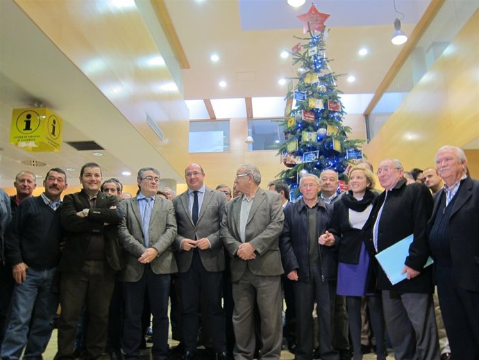Sánchez y Martínez-Cachá posan con los regantes durante el encendido del árbol