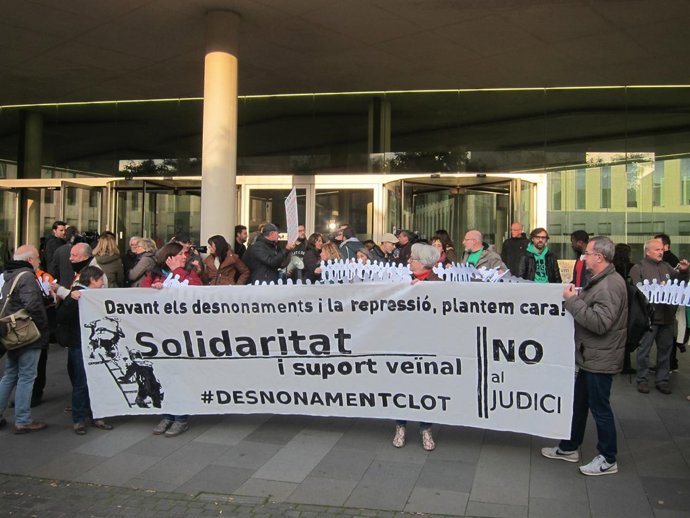 Concentración de apoyo a un matrimonio guineano del Clot desahuciado en 2011