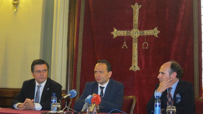 Bernal en rueda de prensa junto a Sanjurjo y Villaverde