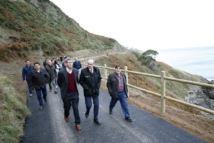 El Piquillo, Castro Urdiales El consejero de Obras Públicas y Vivienda, José Mar