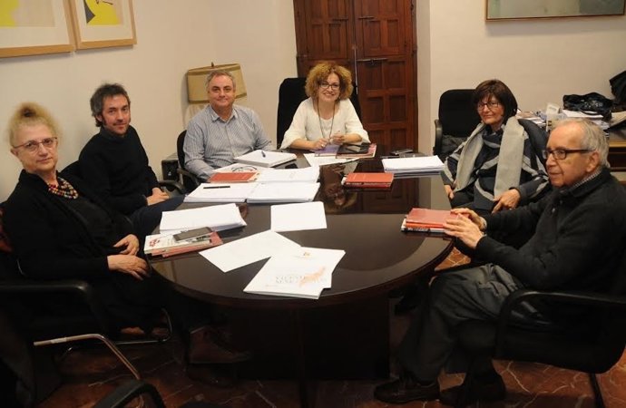 Marisa Ruz (centro) preside el jurado de uno de los premios