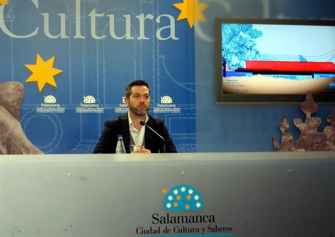 El concejal de Cultura, Julio López, en el Liceo de Salamanca.