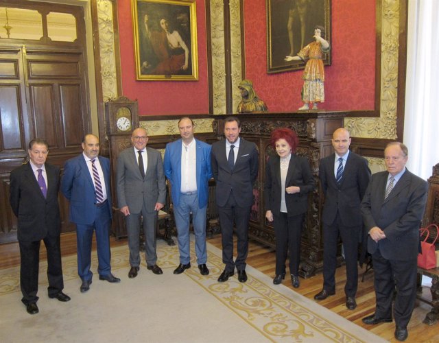 Foto de familia de premiados y autoridades en el despacho de Puente