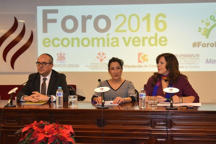 Pozuelo (centro) y Téllez, durante la inauguración del evento