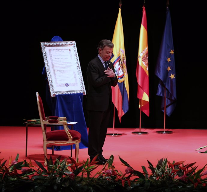 El presidente de Colombia, Juan Manuel Santos, recibe un premio en Madrid