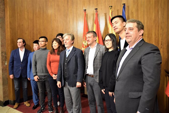 Satisteve y Rivarés, con los representantes de las agencias chinas, hoy.