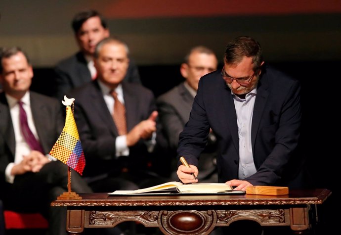 Rodrigo Londoño, Timochenko, líder de las FARC, firma acuerdo paz