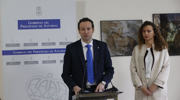 Guillermo Martínez y la alcaldesa de Candamo, Natalia González