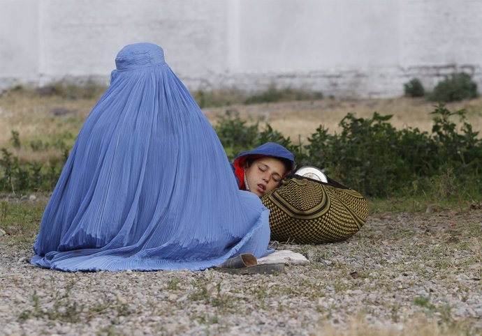 Una mujer y su hijo esperan en Pakistán a ser repatriados a Afganistán.