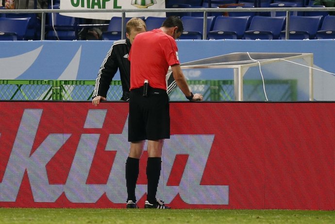 Un árbitro utliza la repetición por vídeo por primera vez en historia del fútbol