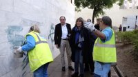 L'Hospitalet limpia gratuitamente las pintadas en fachadas de viviendas