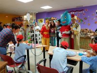 Los niños de Complejo Hospitalario de Huelva reciben la visita de la caravana de la Salud