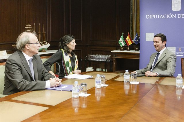 Una delegación del Consulado francés en Sevilla se reúne en la Diputación.