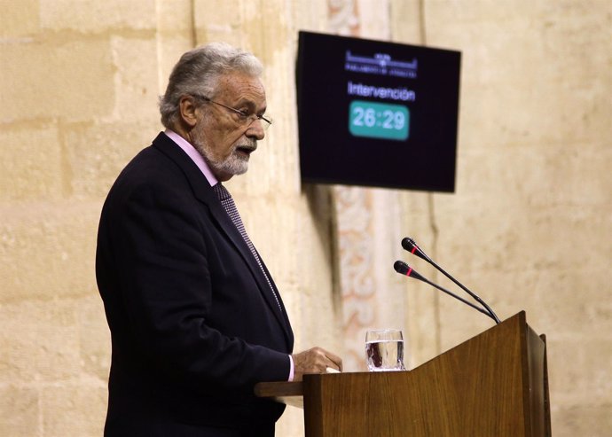 El Defensor del Menor, Jesús Maeztu, ante el Pleno del Parlamento