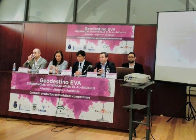 Llamas (centro), durante la presentación