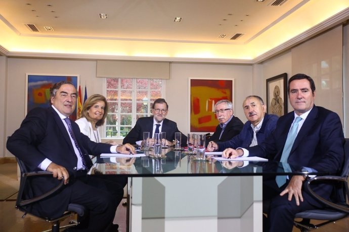 Rajoy se reúne en Moncloa con los agentes sociales