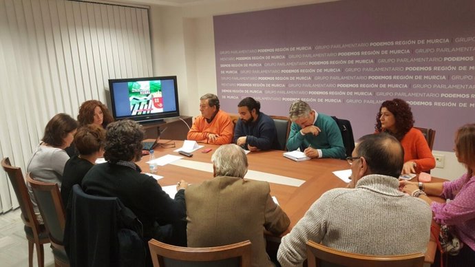 La diputada de Podemos, reunida con colecctivos sociales