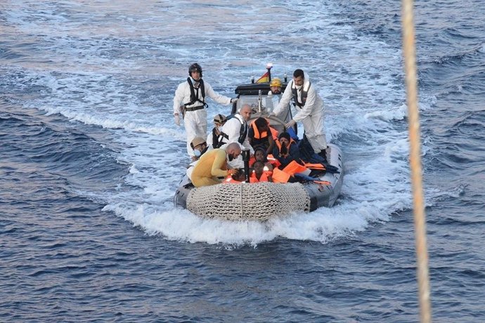 Rescate de inmigrantes en el Mediterráneo a cargo de los militares españoles