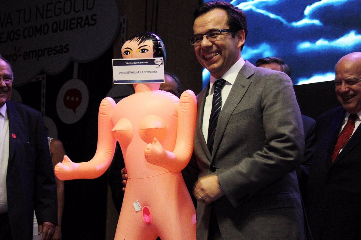 El regalo de una muñeca hinchable a un ministro desata la polémica en Chile
