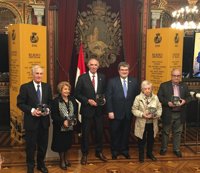 Aburto entrega las distinciones a los cinco nuevos "Ilustres de Bilbao 2016"  