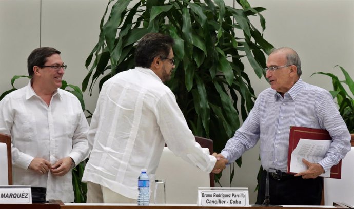 Los negociadores de las FARC, Iván Márquez, y del Gobierno, Humberto de la Calle