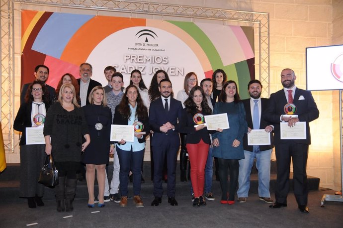 Foto de familia de los premiados en 'Cádiz Joven' 2016