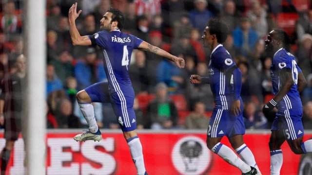 Cesc Fábregas marca con el Chelsea