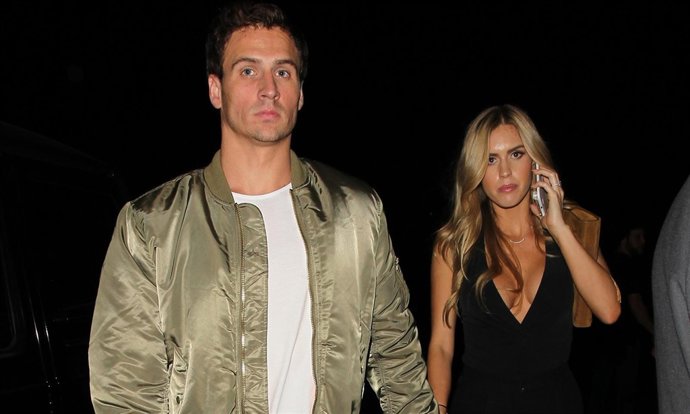  Ryan Lochte, And Girlfriend Kayla Rae Reid Hold Hands Leavi